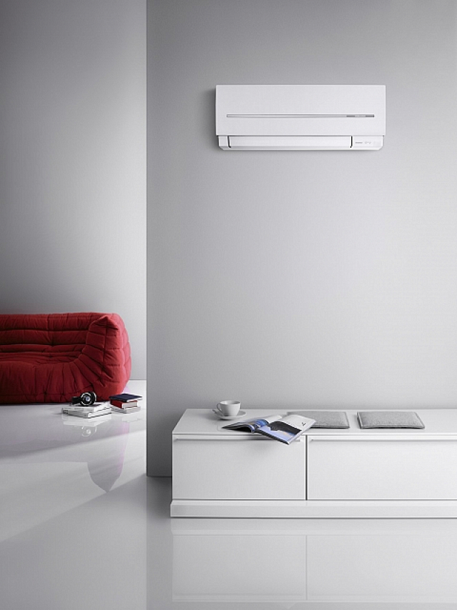Klimaanlage hängt an der Wand in minimalistischem Wohnzimmer.