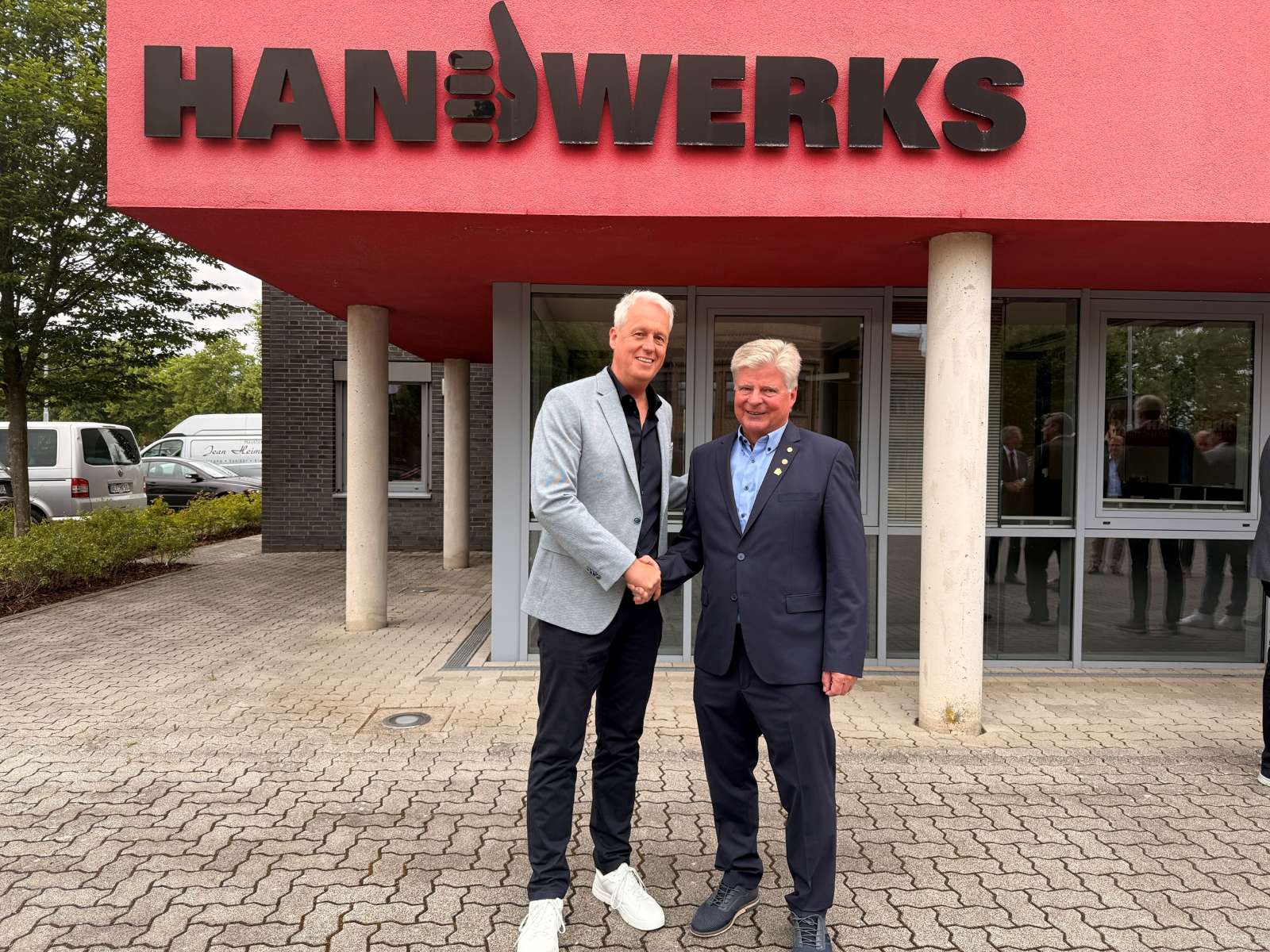Der neue und der scheidende Obermeister der Innung Sanitär-Heizung-Klima Kreis Kleve: Heinz Goumans (links im Bild) dankte seinem Vorgänger Michael Janßen für sein jahrzehntelanges Engagement. Als besondere Überraschung und Ehre zeichnete Goumans seinen Vorgänger Michael Janßen auf Antrag der SHK-Innung Kreis Kleve bei der Handwerkskammer Düsseldorf mit der Ehrenobermeisterurkunde aus.