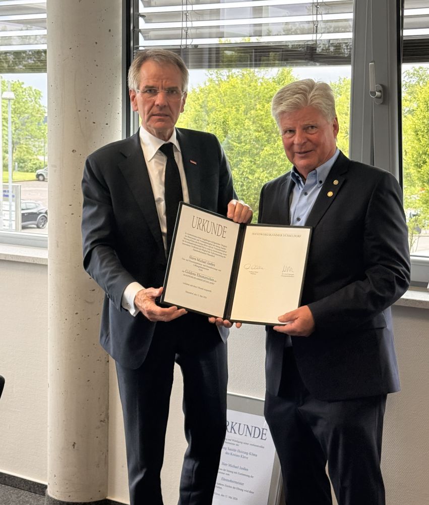 Überraschungsgast Andreas Ehlert (links im Bild), der Präsident der Handwerkskammer Düsseldorf, zeichnete den scheidenden Obermeister Michael Janßen mit dem Goldenen Ehrenzeichen aus.