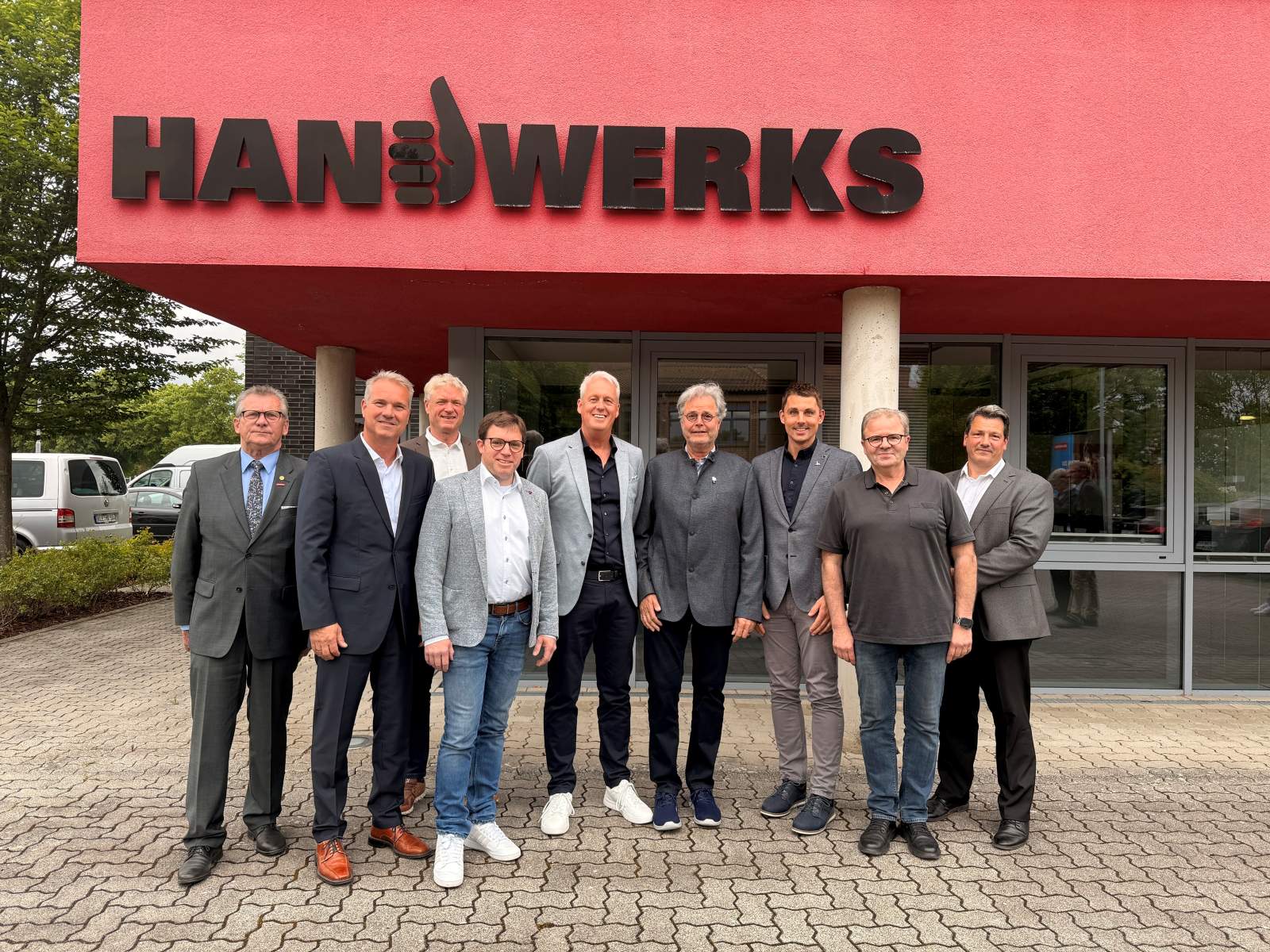 Das ist der neue Vorstand der Innung Sanitär-Heizung-Klima Kreis Kleve: (von links nach rechts): Kreishandwerksmeister Ralf Matenaer, Achim Smets, Ulrich Biermann, der neue stellvertretende Obermeister Thomas Kempkes, der neue Obermeister Heinz Goumans, Lehrlingswart Gerhard Giesen, Michael Janßen, Georg Janssen und Geschäftsführer Richard Thielen. Es fehlt: Andre Haven.